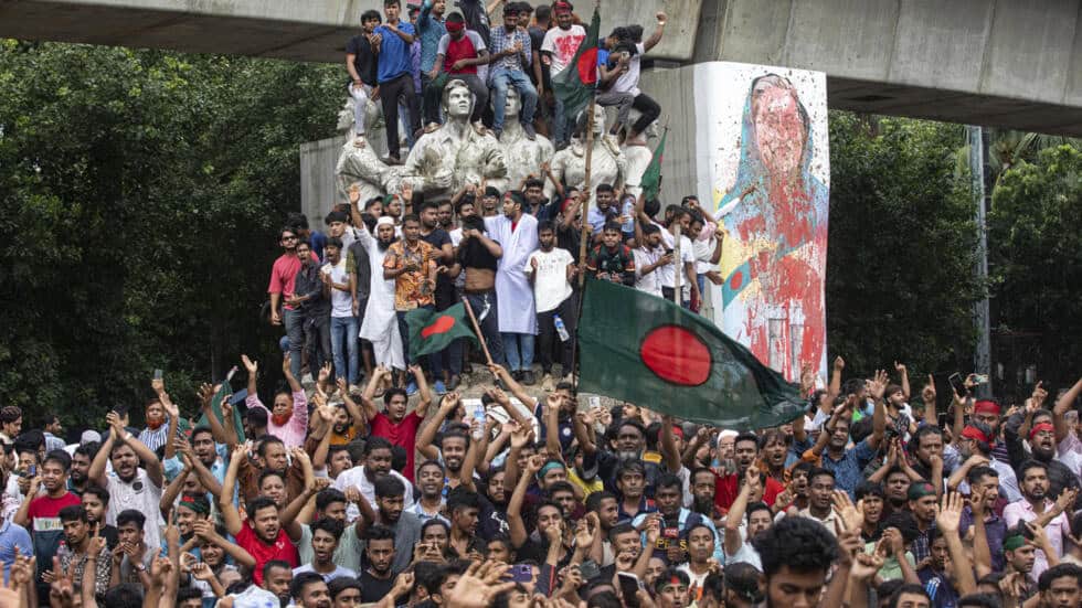 prime minister sheikh hasina resigns and leaves bangladesh